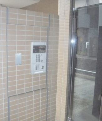 セキュリティ　毎日通るエントランスはこのようになっています