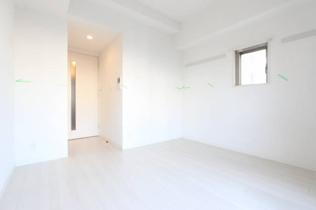 居室・リビング　キレイな白基調のお部屋です