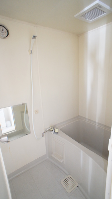 バス・シャワールーム　浴槽があるのでゆったり湯船につかれますね♪