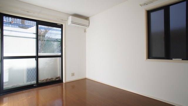 居室・リビング　室内は木の温もりが優しいフローリングです♪