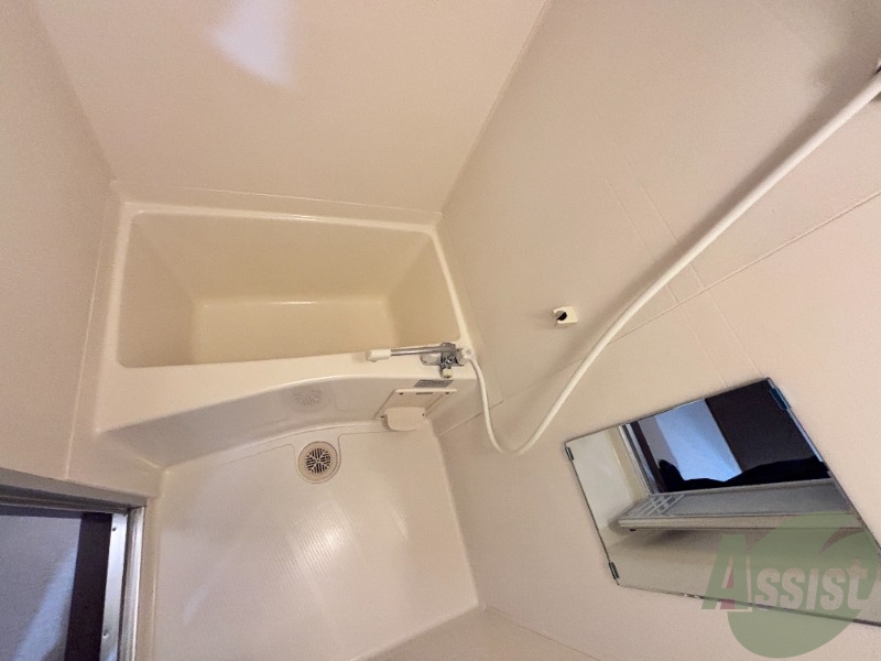 バス・シャワールーム　こちらバスルームでございます。鏡付きが嬉しいですね。