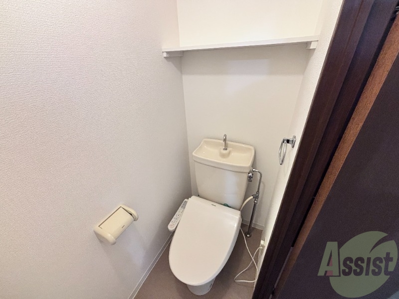 トイレ　こちらトイレでございます。温水洗浄便座付きです。