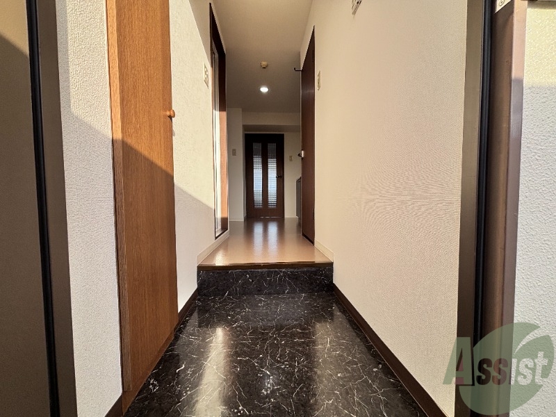 玄関　こちら玄関でございます。照明設備もございます。