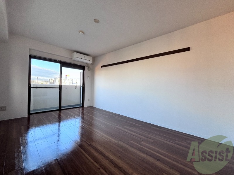 居室・リビング　こちらリビングでございます。８．３帖のお部屋になります。