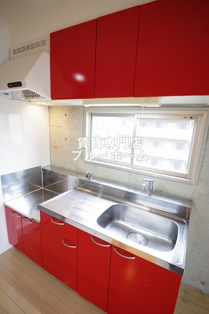 キッチン　小窓付きで換気しやすい！