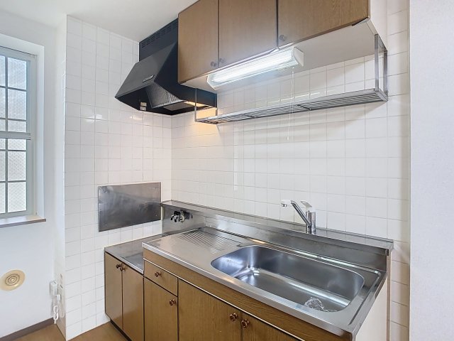 キッチン　掲載写真は同型の左右反転の部屋を掲載しております。仕様等が異