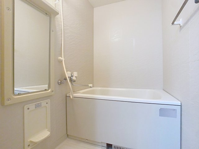 バス・シャワールーム　掲載写真は同型の左右反転の部屋を掲載しております。仕様等が異