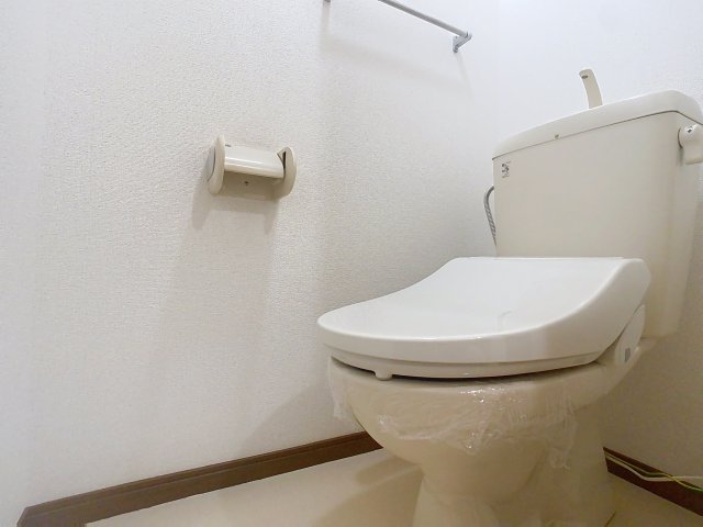 トイレ　掲載写真は同型の左右反転の部屋を掲載しております。仕様等が異