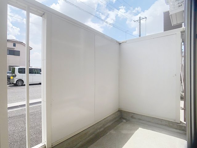 バルコニー　掲載写真は同型の左右反転の部屋を掲載しております。仕様等が異