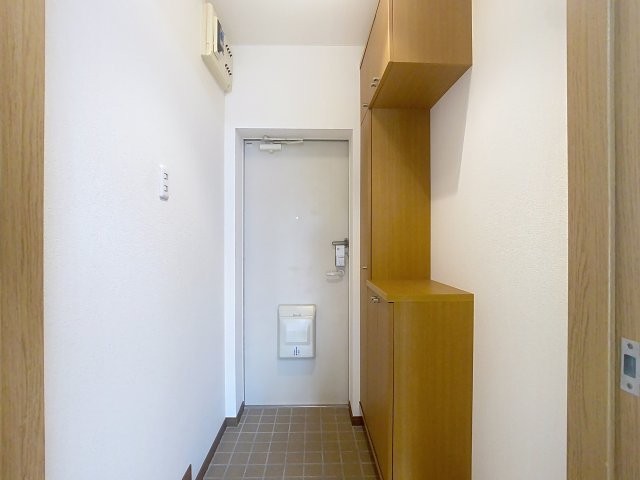 玄関　掲載写真は同型の左右反転の部屋を掲載しております。仕様等が異