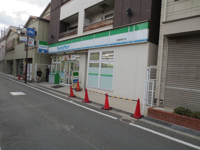 コンビニ　ファミリーマート（コンビニ）まで140m