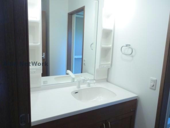 洗面設備　※同物件別部屋の写真です。