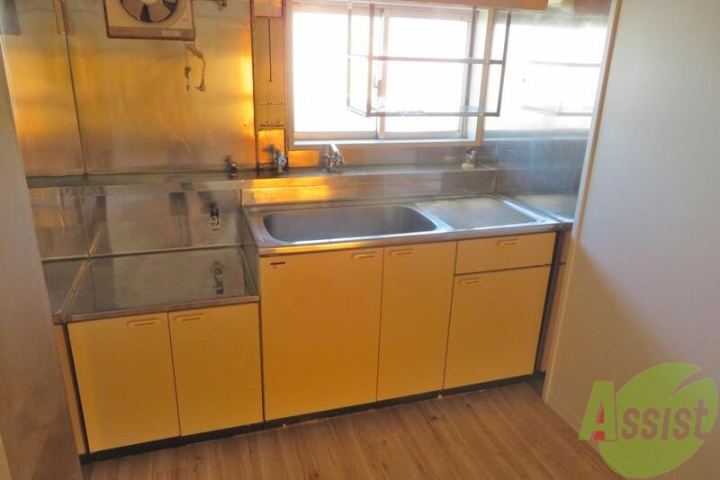 キッチン　フツーのキッチンですが、料理スペースも広めです。