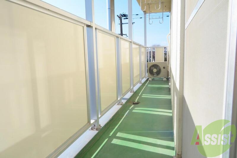 バルコニー　バルコニーは広いので、洗濯物を干す以外にも使えそう。