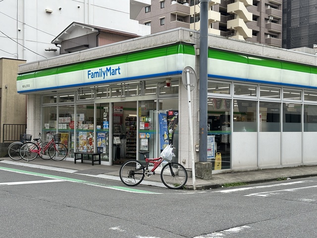 コンビニ　ファミリーマート横浜山王町店（コンビニ）まで70m