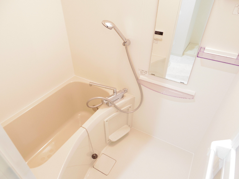 バス・シャワールーム　追炊き機能付きで１日の疲れを癒す