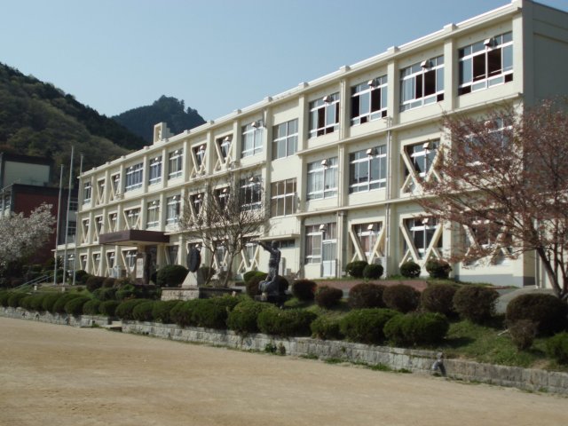 中学校　たつの市立新宮中学校（中学校）まで1300m