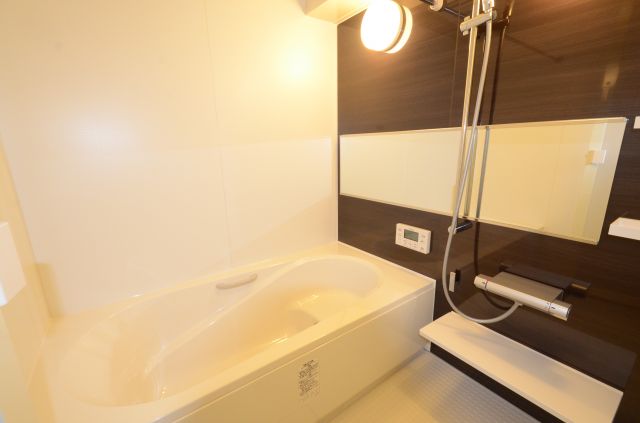 バス・シャワールーム　浴室乾燥機付きで便利です！
