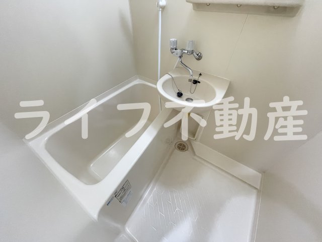 バス・シャワールーム　コンパクトで使いやすいお風呂です