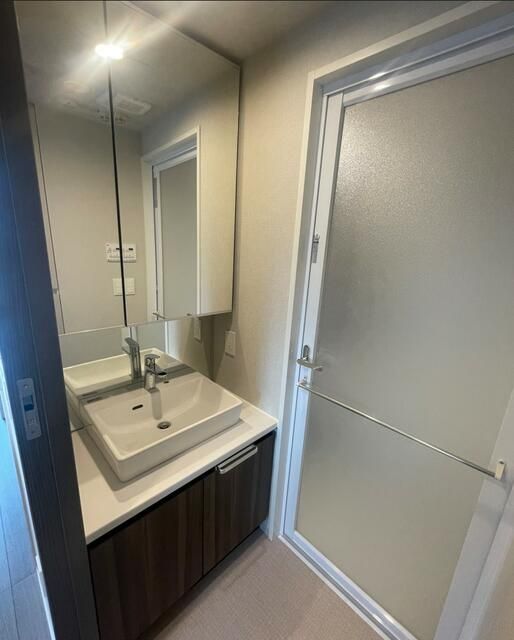 洗面設備　独立洗面台、小物を置くことができて便利です