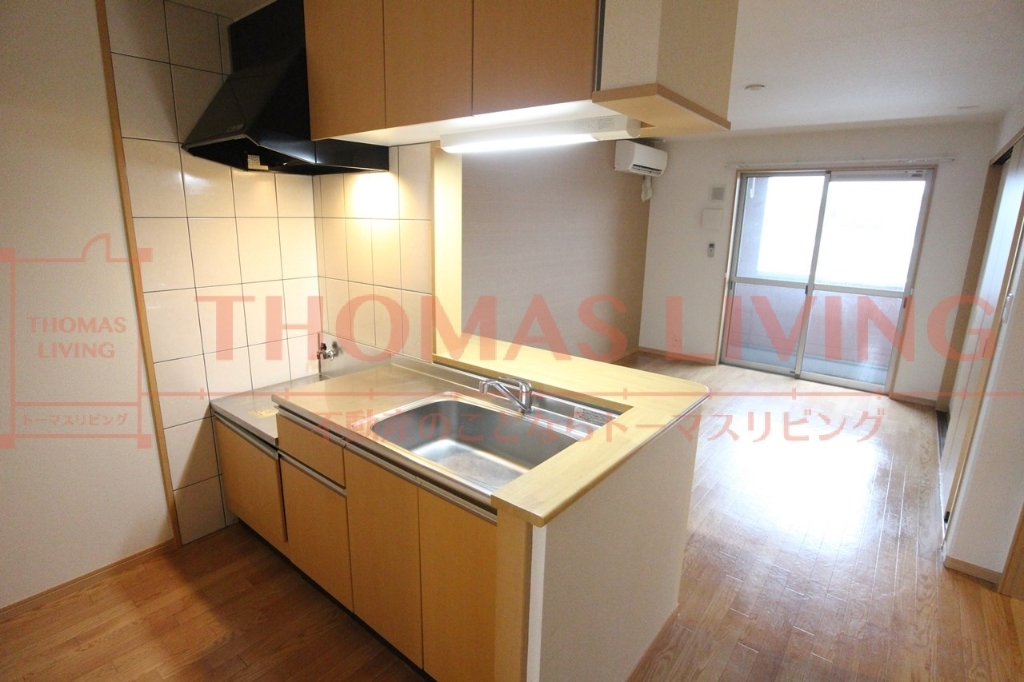 その他　キッチンからはリビングが見渡せます。