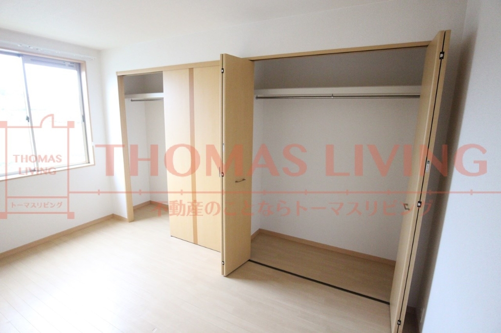 収納　壁一面のクローゼット。