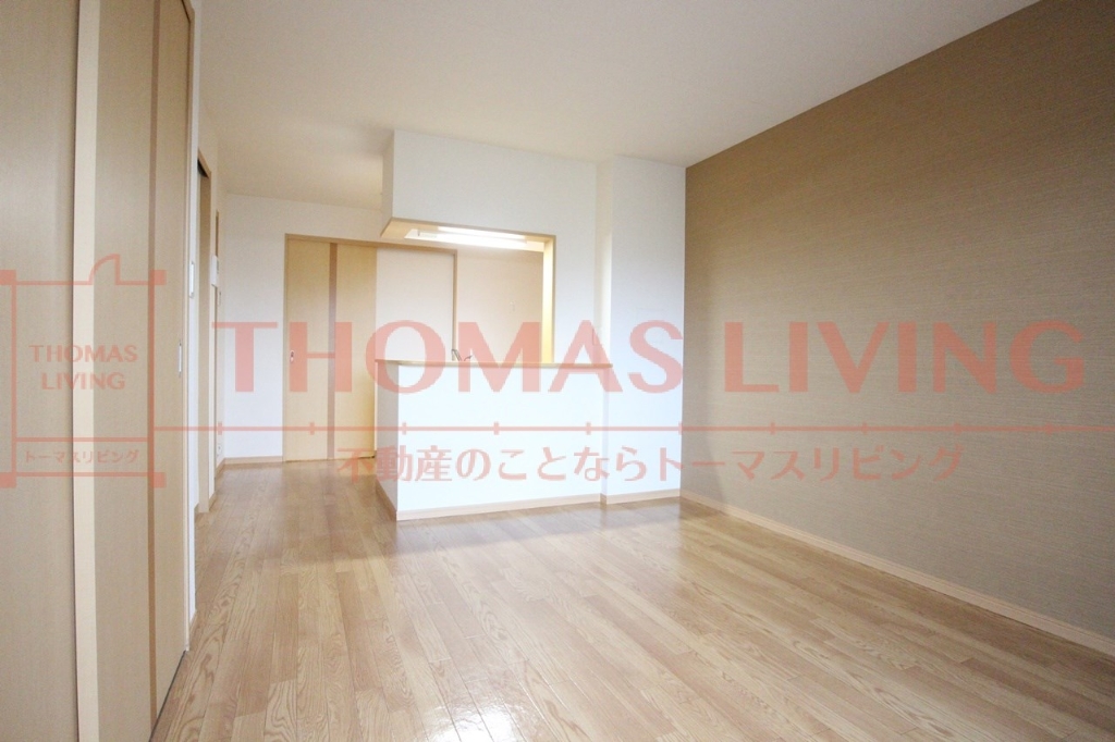 居室・リビング　オシャレなアクセントクロス付きのリビング。