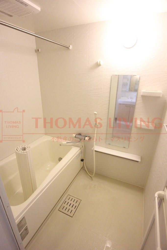 バス・シャワールーム　広めの浴槽でゆっくり入浴して頂けます。