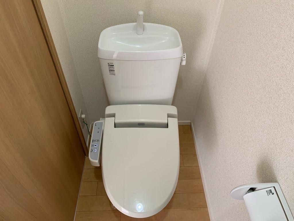 トイレ　落ち着いた色調のトイレです