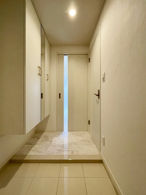 玄関　白基調の明るい玄関