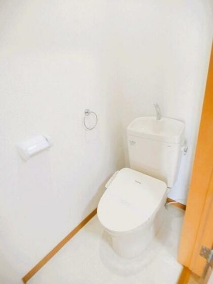 トイレ　温水洗浄便座付きトイレ　写真は同間取り別部屋のもの