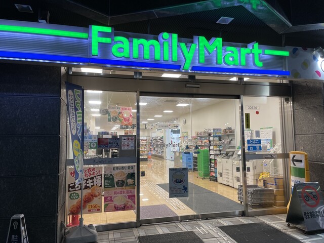 コンビニ　ファミリーマート早稲田駅前店（コンビニ）まで27m