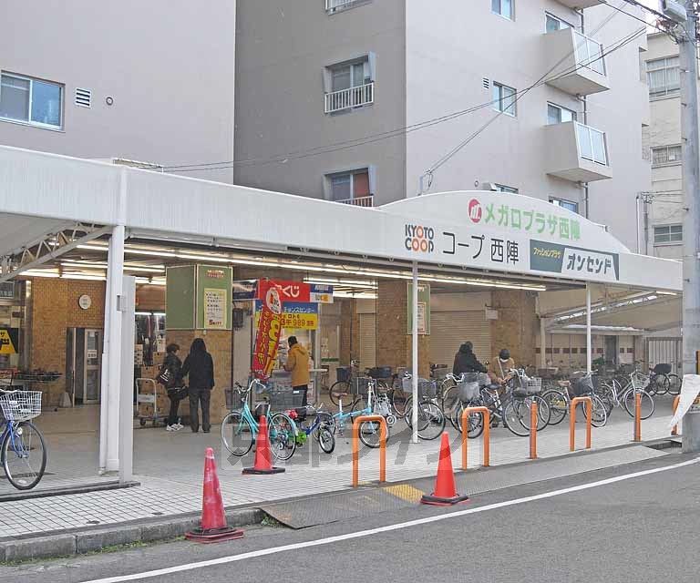 その他　食品や日用品などの買い物ができるお店が近隣にあります。