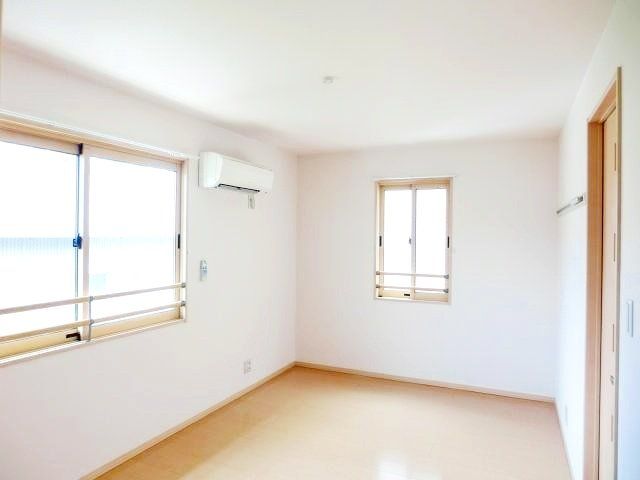 居室・リビング　2面採光の洋室です