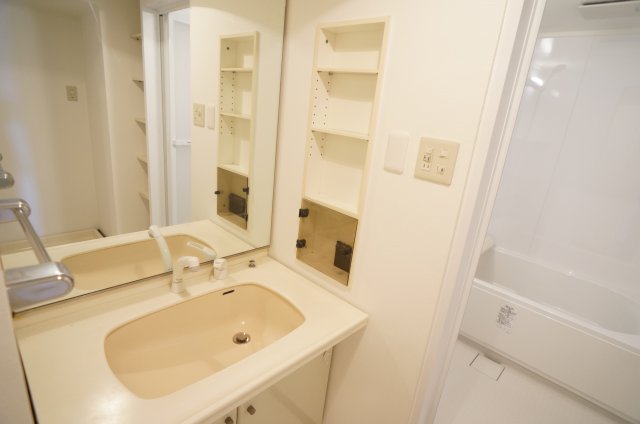 洗面設備　独立洗面台あり、毎朝おしゃれに忙しい女性の方におすすめです
