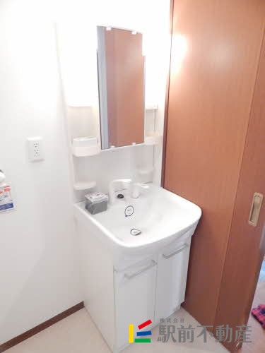 洗面設備　明るくて大きな洗面台です