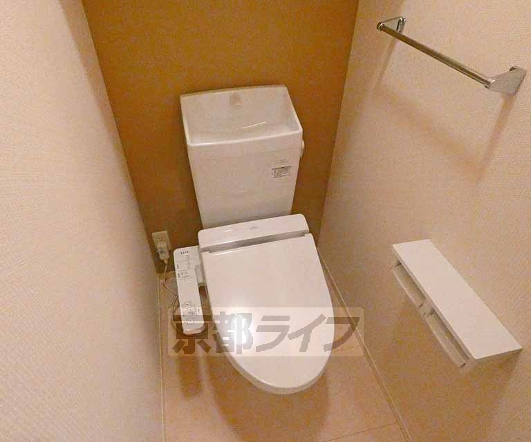 トイレ　ウォシュレット付きになります。