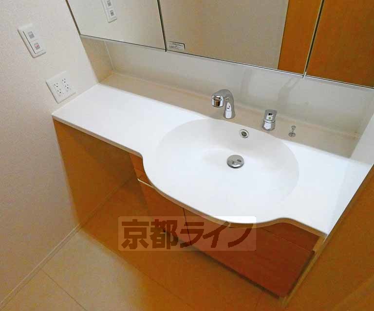 洗面設備　独立洗面台であり、鏡は三面鏡です。