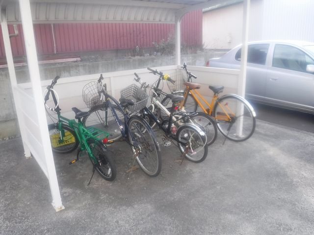 その他　屋根付きの駐輪場です！