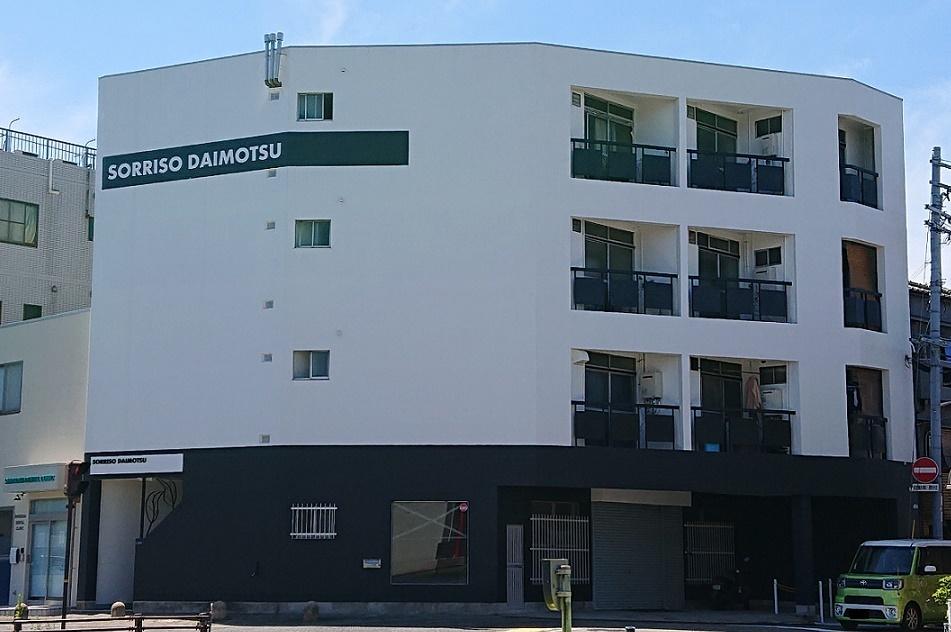 建物外観　爽やかなホワイト壁に黒のアクセント