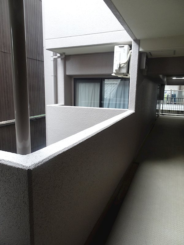 その他　共用廊下から見た５号室