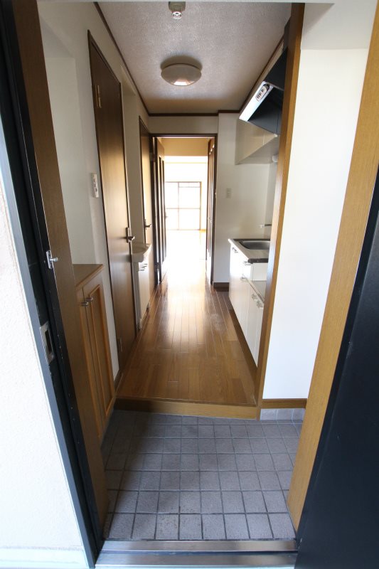その他設備　玄関から廊下
