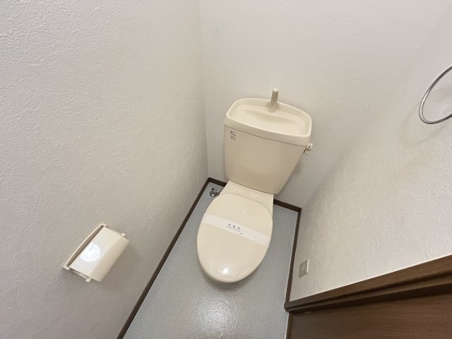 トイレ　落ち着いた色調のトイレです