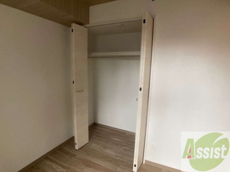 収納　こちらの収納にはハンガーをかけて服もしまえますね。