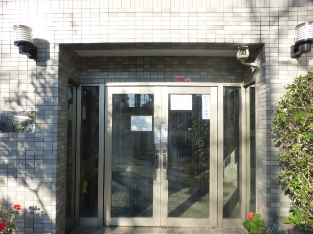 エントランス　各所に防犯カメラ付