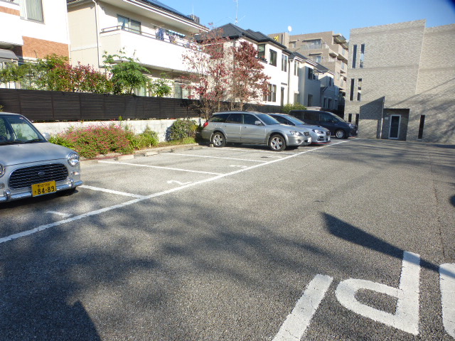 駐車場　敷地内\10，000-　近隣専用駐車場は￥7，000-