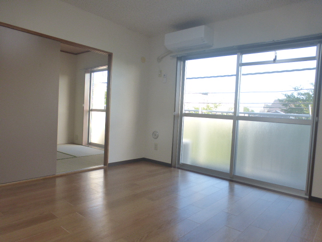 居室・リビング　ワイド設計、リビング13帖　明るい室内