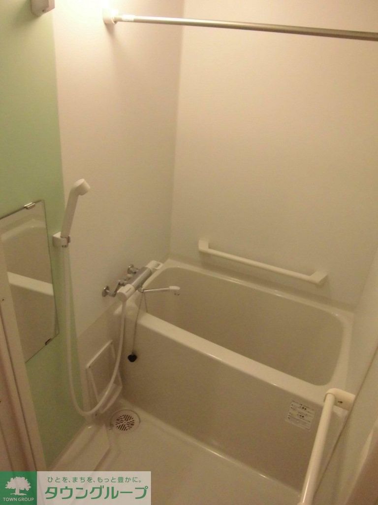 バス・シャワールーム　カラーパネルでお洒落なバスルーム