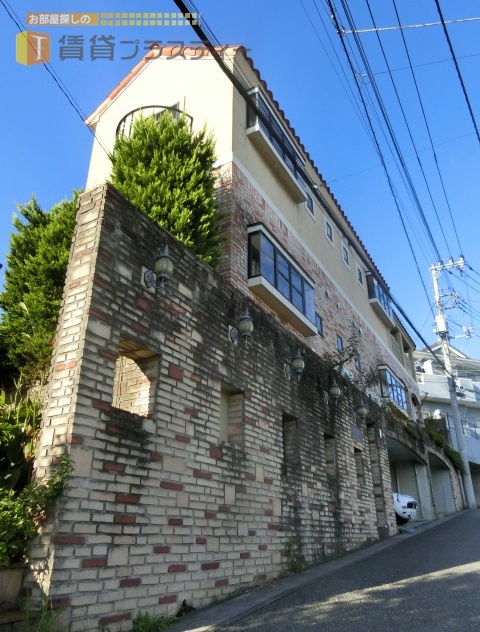 建物外観　長閑な住宅地に異彩を放つ、西洋風デザインアパート。