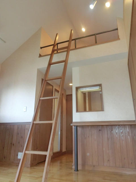 居室・リビング　天井のたかーいお部屋。開放感有ります。